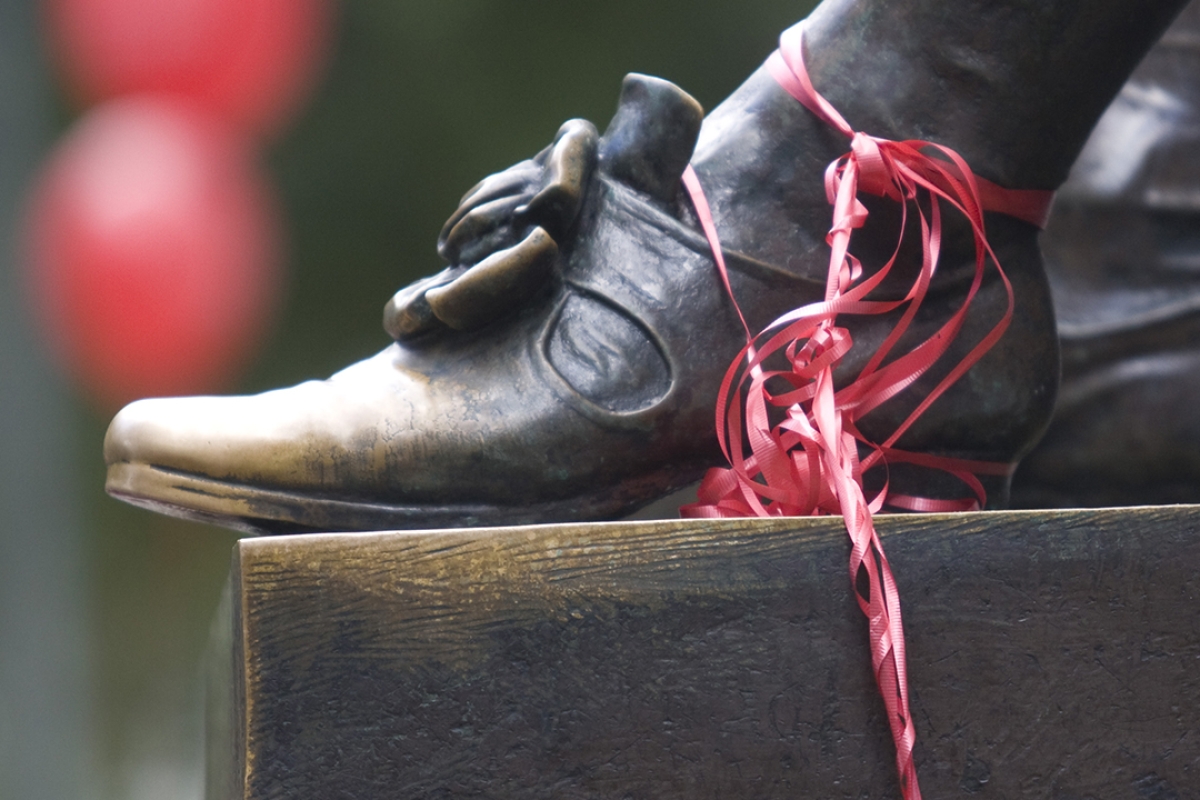 Harvard Alumni for Mental Health - Image of John Harvard shoe with ribbon